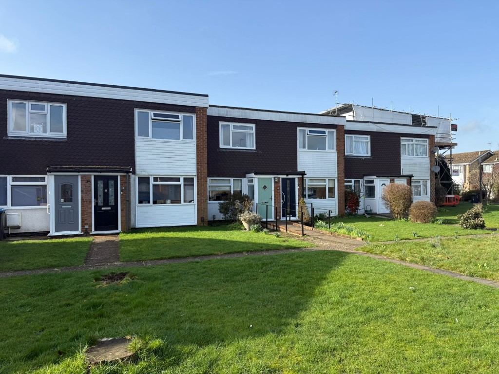 Lot: 17 - FREEHOLD GROUND RENT INVESTMENT - Front garden of Verney Close